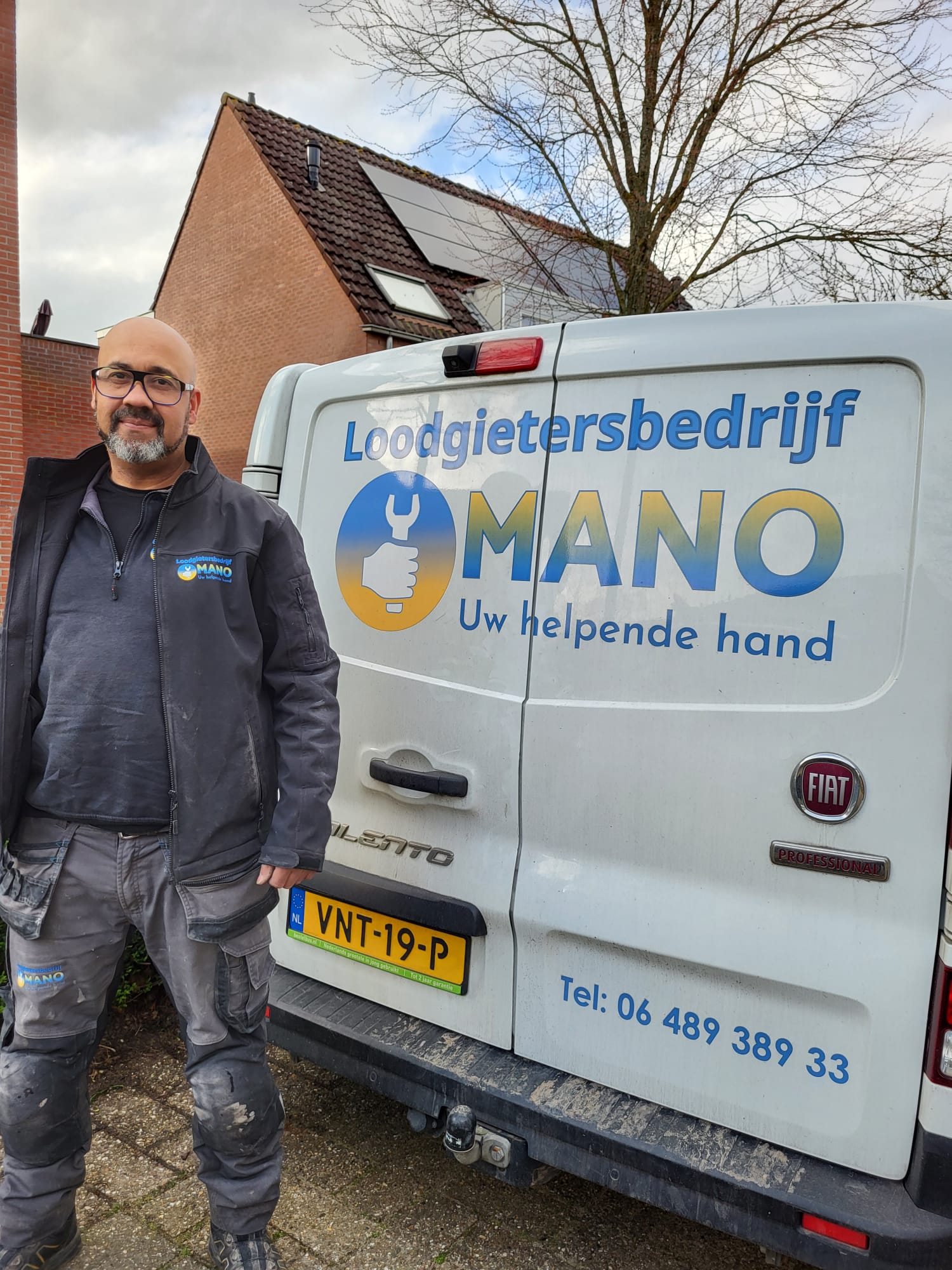Marco Nocento naast de bedrijfsbus van Loodgietersbedrijf Mano